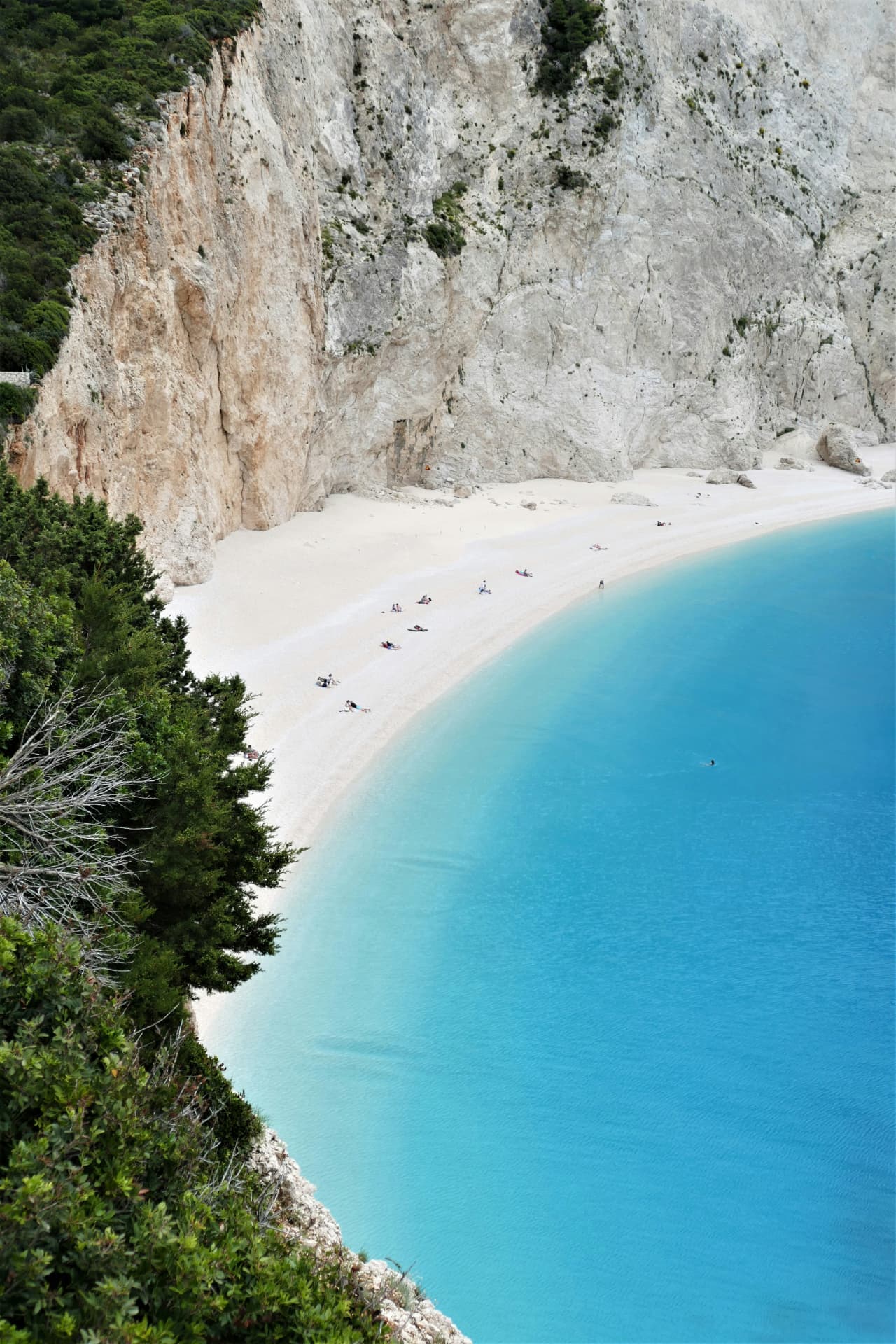 Hidden shores and crystalline water
